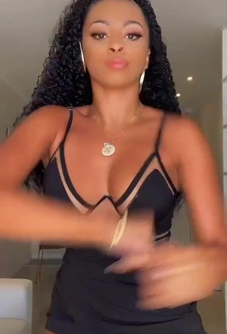 3. Sweetie Ramana Borba Shows Cleavage in Black Crop Top and Bouncing Boobs