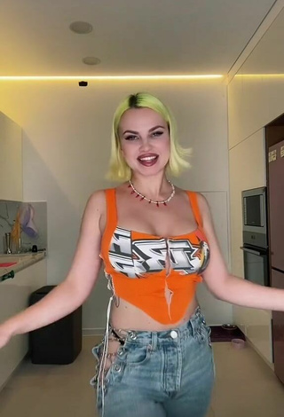 2. Hot Rasa Shows Cleavage in Crop Top and Bouncing Boobs