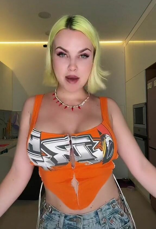 3. Hot Rasa Shows Cleavage in Crop Top and Bouncing Boobs
