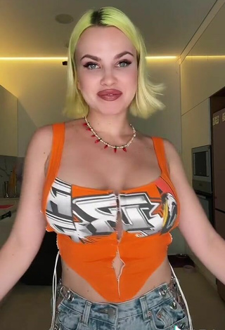 5. Hot Rasa Shows Cleavage in Crop Top and Bouncing Boobs