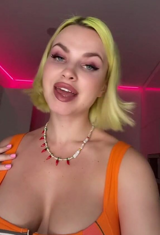 3. Sexy Rasa Shows Cleavage in Crop Top