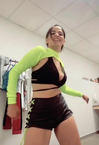 4. Sexy Raysa Ortiz Shows Cleavage in Black Crop Top and Bouncing Boobs
