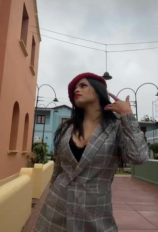 3. Sexy Raysa Ortiz Shows Cleavage in a Street