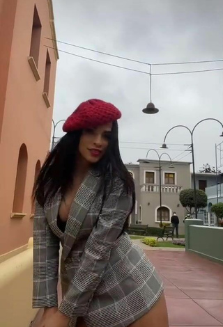 5. Sexy Raysa Ortiz Shows Cleavage in a Street
