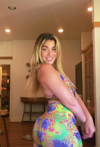 Hot Emely Hernandez Shows Butt