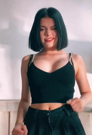 2. Sexy Regina Isaenko Shows Cleavage in Black Crop Top and Bouncing Boobs