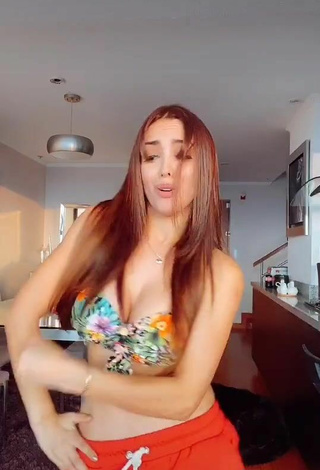 5. Erotic Rosángela Espinoza Shows Cleavage in Floral Bikini Top