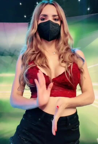3. Erotic Rosángela Espinoza Shows Cleavage in Red Crop Top