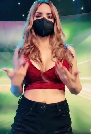5. Erotic Rosángela Espinoza Shows Cleavage in Red Crop Top