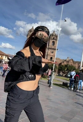 1. Sweetie Rosángela Espinoza Shows Cleavage in Black Crop Top