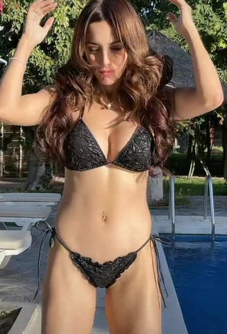 5. Amazing Rosángela Espinoza Shows Cleavage in Hot Black Bikini at the Swimming Pool