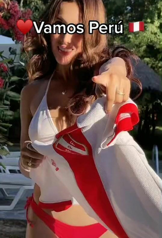 4. Sexy Rosángela Espinoza Shows Cleavage in White Bikini Top at the Pool