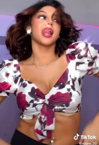 4. Sweetie Rosee_20 Shows Cleavage in Floral Crop Top and Bouncing Breasts