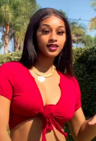 3. Sweet Sharan Jones Shows Cleavage in Cute Red Crop Top and Bouncing Boobs