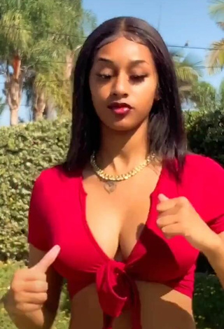5. Sweet Sharan Jones Shows Cleavage in Cute Red Crop Top and Bouncing Boobs