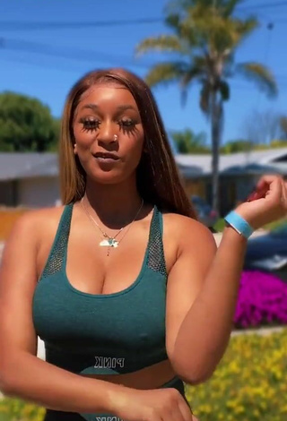 2. Sexy Sharan Jones Shows Cleavage in Green Sport Bra and Bouncing Boobs