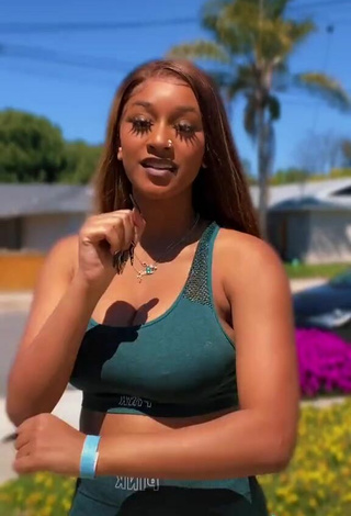 5. Sexy Sharan Jones Shows Cleavage in Green Sport Bra and Bouncing Boobs