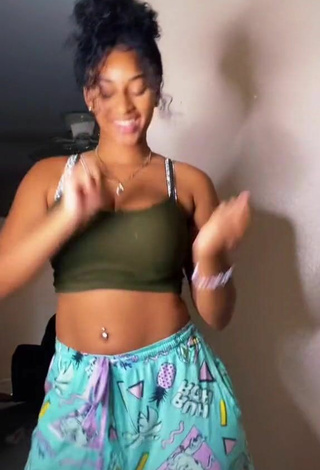 4. Sexy Sharan Jones Shows Cleavage in Olive Crop Top and Bouncing Tits