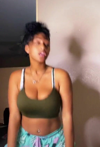 5. Sexy Sharan Jones Shows Cleavage in Olive Crop Top and Bouncing Tits