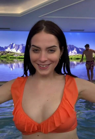 2. Sexy Sara Shows Cleavage in Orange Bikini Top at the Swimming Pool