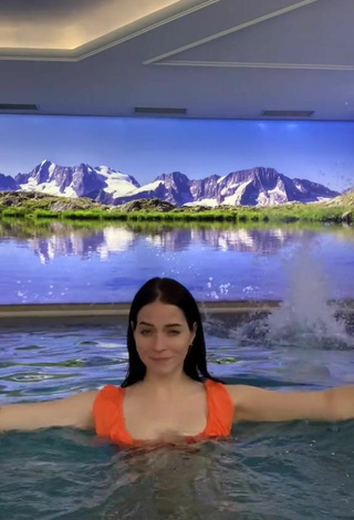 3. Sexy Sara Shows Cleavage in Orange Bikini Top at the Swimming Pool