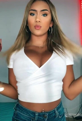 Erotic Shayla Marie Shows Cleavage in White Crop Top