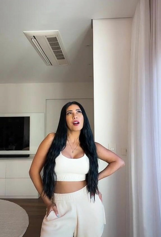 2. Sexy Simaria Mendes Shows Cleavage in White Crop Top