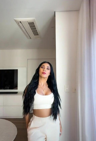 4. Sexy Simaria Mendes Shows Cleavage in White Crop Top