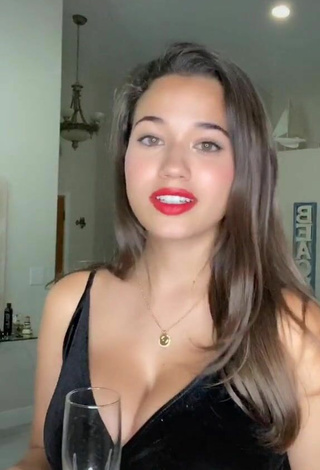 Sofia Gomez is Showing Lovely Cleavage