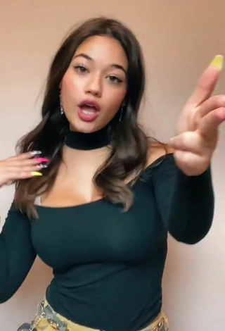 4. Beautiful Sofia Gomez Shows Cleavage in Sexy Black Top