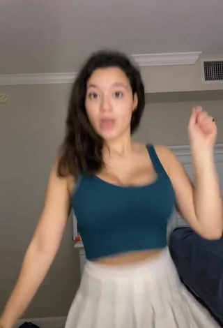 4. Adorable Sofia Gomez Shows Cleavage in Seductive Grey Crop Top and Bouncing Boobs