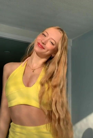 2. Hottest Sophia Diamond Shows Cleavage in Yellow Crop Top and Bouncing Breasts