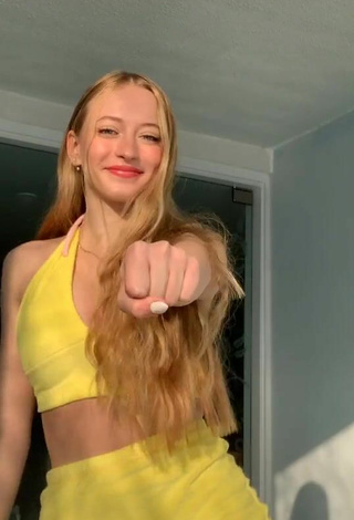 4. Hottest Sophia Diamond Shows Cleavage in Yellow Crop Top and Bouncing Breasts