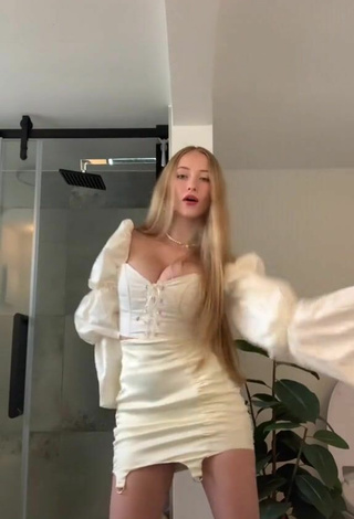 4. Sexy Sophia Diamond Shows Cleavage in White Crop Top and Bouncing Boobs