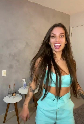 Sexy Stéfani Bays Shows Cleavage in Blue Crop Top and Bouncing Boobs