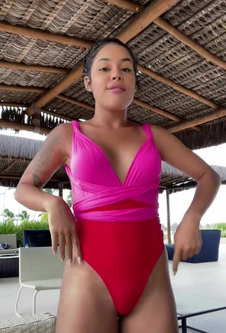 2. Sexy Sthefane Matos Shows Cleavage in Swimsuit
