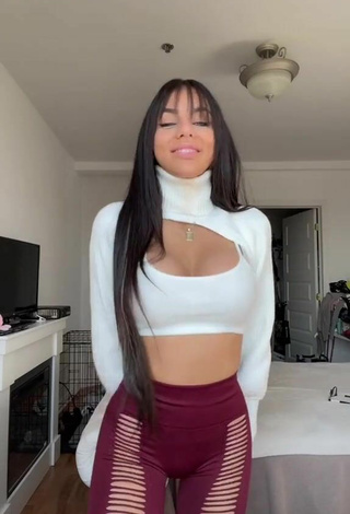 2. Hot Christina Kalamvokis Shows Cleavage in White Crop Top and Bouncing Tits