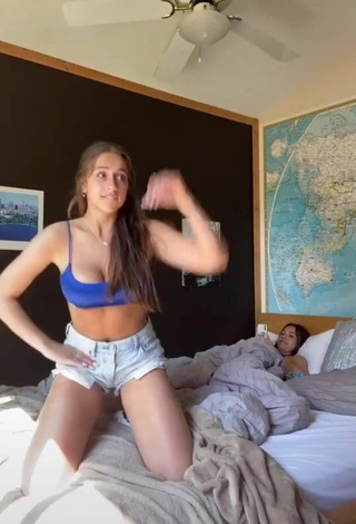 2. Sexy Tate McRae Shows Cleavage in Blue Crop Top and Bouncing Boobs