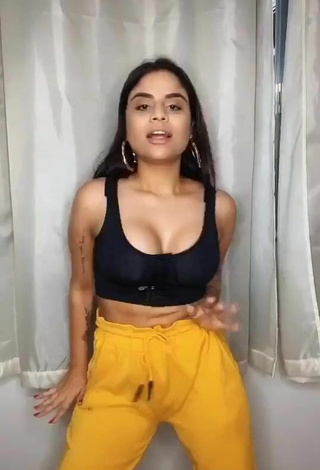 2. Erotic Tati Nunes Shows Cleavage in Black Crop Top and Bouncing Tits