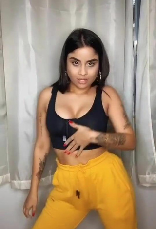 3. Erotic Tati Nunes Shows Cleavage in Black Crop Top and Bouncing Tits