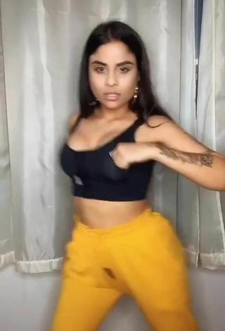 4. Erotic Tati Nunes Shows Cleavage in Black Crop Top and Bouncing Tits