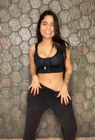 2. Hottie Tati Nunes Shows Cleavage in Black Crop Top and Bouncing Tits
