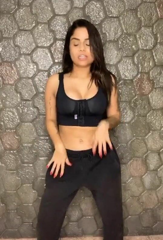 3. Hottie Tati Nunes Shows Cleavage in Black Crop Top and Bouncing Tits