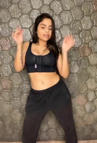4. Hottie Tati Nunes Shows Cleavage in Black Crop Top and Bouncing Tits