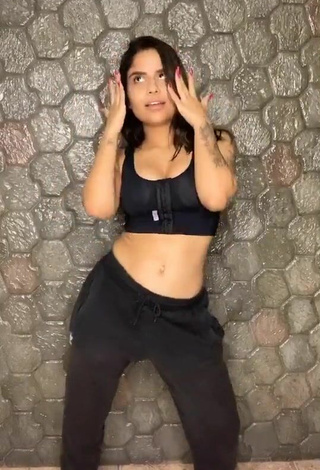 5. Hottie Tati Nunes Shows Cleavage in Black Crop Top and Bouncing Tits