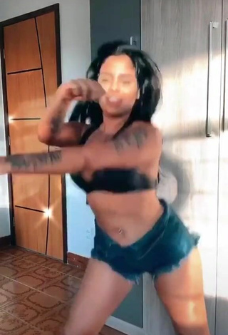 3. Sexy Tati Nunes Shows Cleavage in Black Sport Bra and Bouncing Boobs while Twerking
