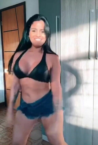 4. Sexy Tati Nunes Shows Cleavage in Black Sport Bra and Bouncing Boobs while Twerking