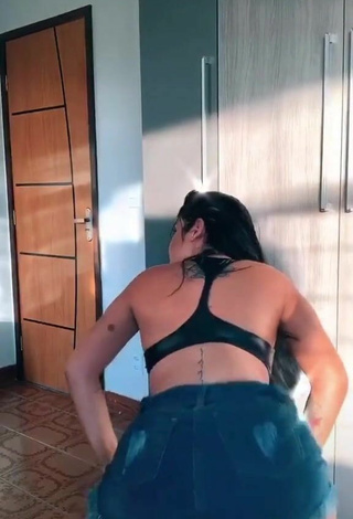 5. Sexy Tati Nunes Shows Cleavage in Black Sport Bra and Bouncing Boobs while Twerking