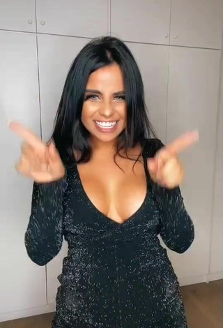 5. Sexy Tati Nunes Shows Cleavage in Black Overall and Bouncing Boobs