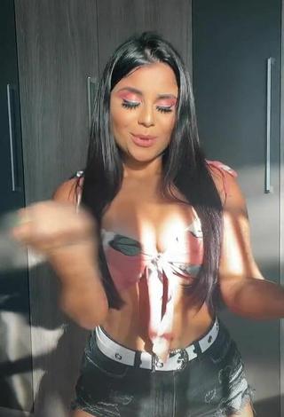 2. Sweetie Tati Nunes Shows Cleavage in Floral Bikini Top and Bouncing Tits
